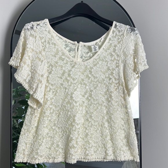 H&M Tops - H&M (label of graded goods) Cream Floral Lace Short Sleeve Blouse Size M